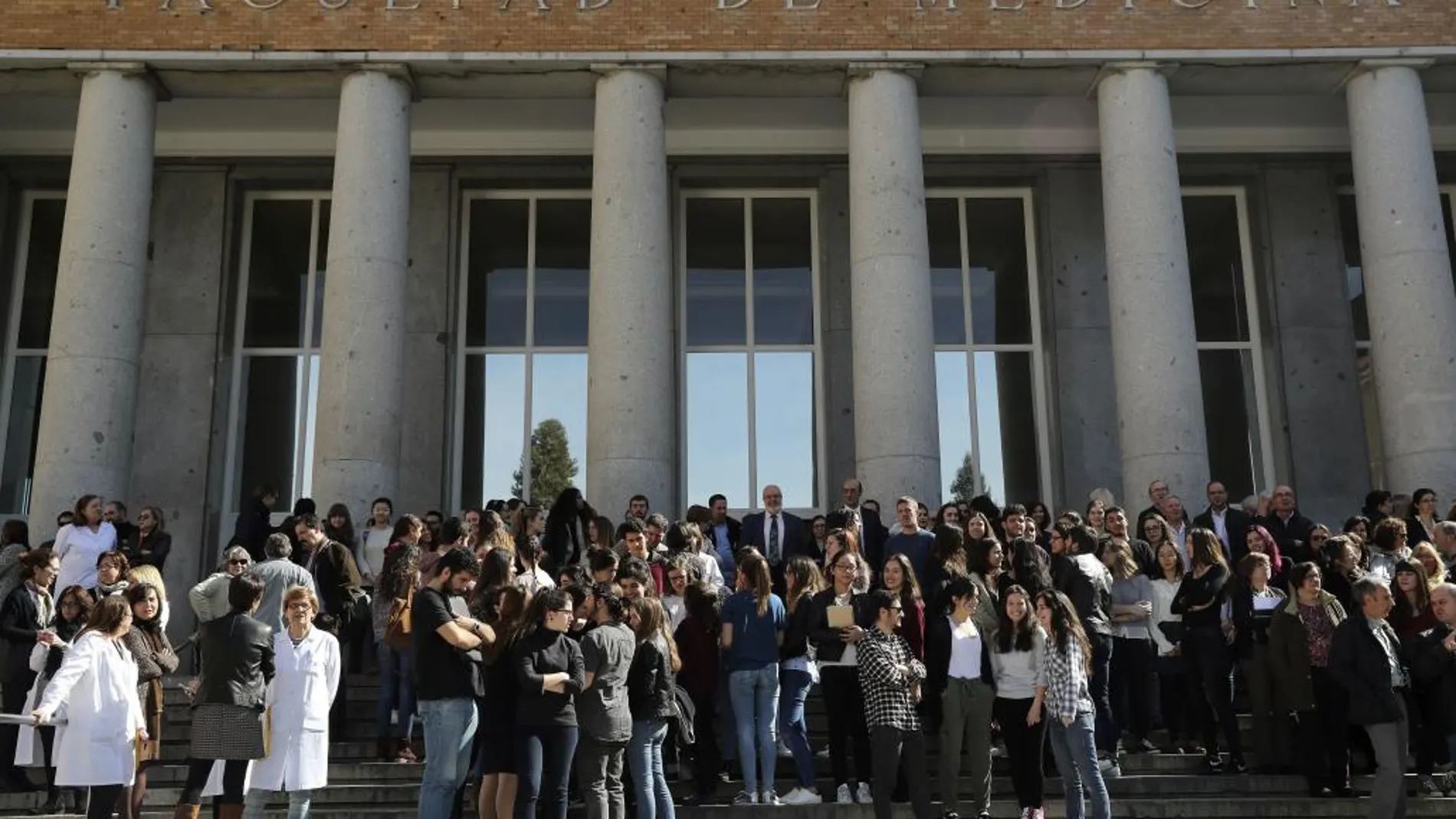 Concentración de estudiantes en la Facultad de Medicina de la Universidad Complutense de Madrid con motivo de la conmemoración del Día Internacional de la Mujer.