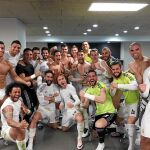 Los jugadores del Madrid se fotografiaron en el vestuario nada más ganar el partido