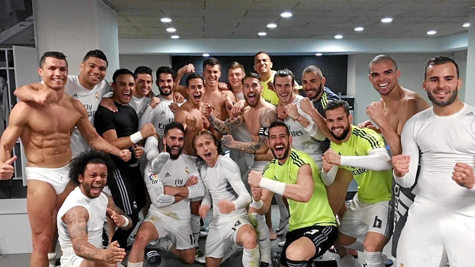 Los jugadores del Madrid se fotografiaron en el vestuario nada más ganar el partido
