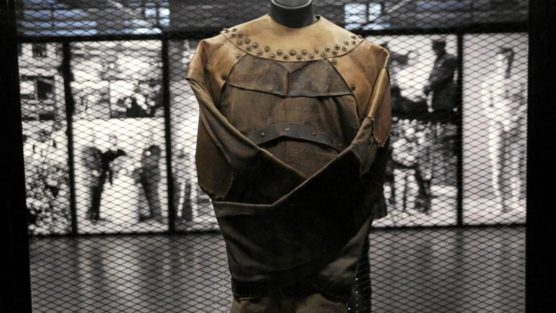 La exposición ha reproducido una camisa de fuerza idéntica a la que utilizó Houdini en sus números