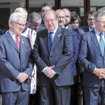 Concentración en las puertas de las Cortes de Castilla y León en apoyo por la igualdad de la mujer, encabezada por Juan Vicente Herrera, Silvia Clemente, Alicia García y los representantes de Cruz Roja, Javier Senent y José Varela