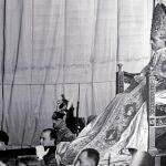El Papa Pío XII, en su pomposa ceremonia inaugural de pontificado