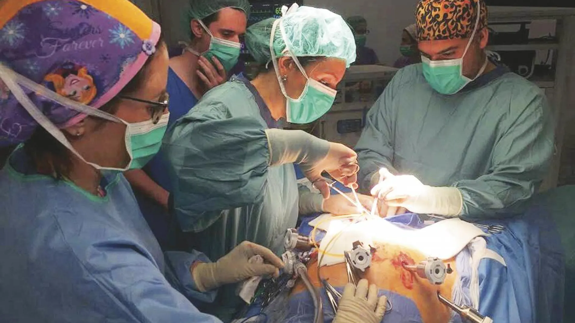 El equipo médico con el robot Da Vinci en la primera intervención que se hace en España para colocar un esfínter urinario. Foto: La Razón