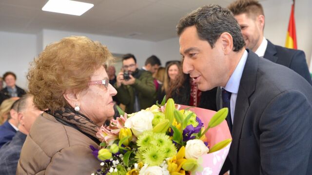 El presidente de la Junta de Andalucía, Juanma Moreno, durante el acto de inauguración de la residencia municipal de mayores de Lanjarón / Foto: La Razón