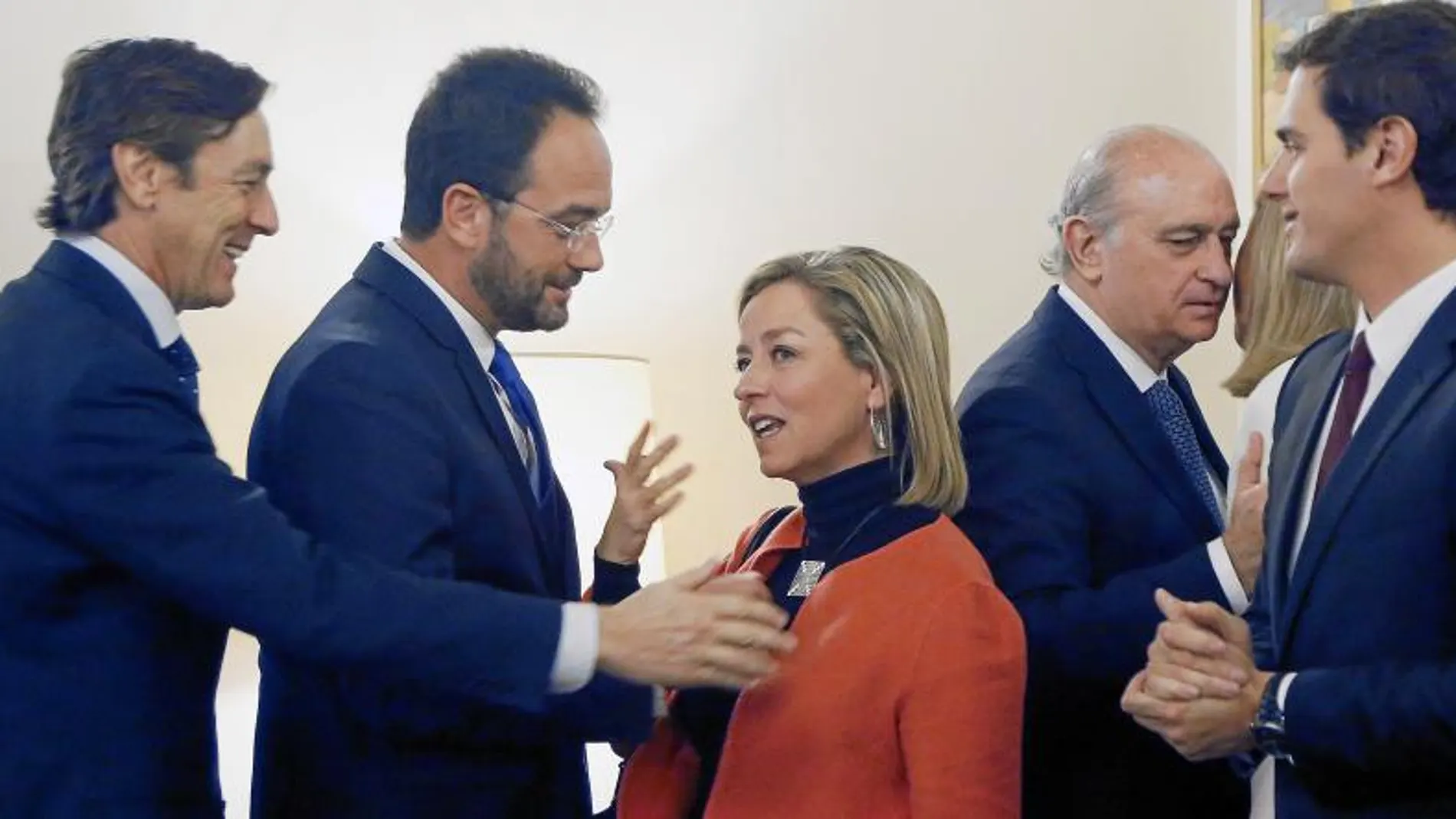 Rafael Hernando (PP), Antonio Hernando (PSOE), Ana Oramas (CC), el ministro del Interior y Albert Rivera (C`s), ayer