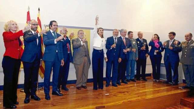 La delegada del Gobierno en funciones, Llanos de Luna, celebró el tradicional brindis del 12-O junto con altos cargos políticos, militares y policiales