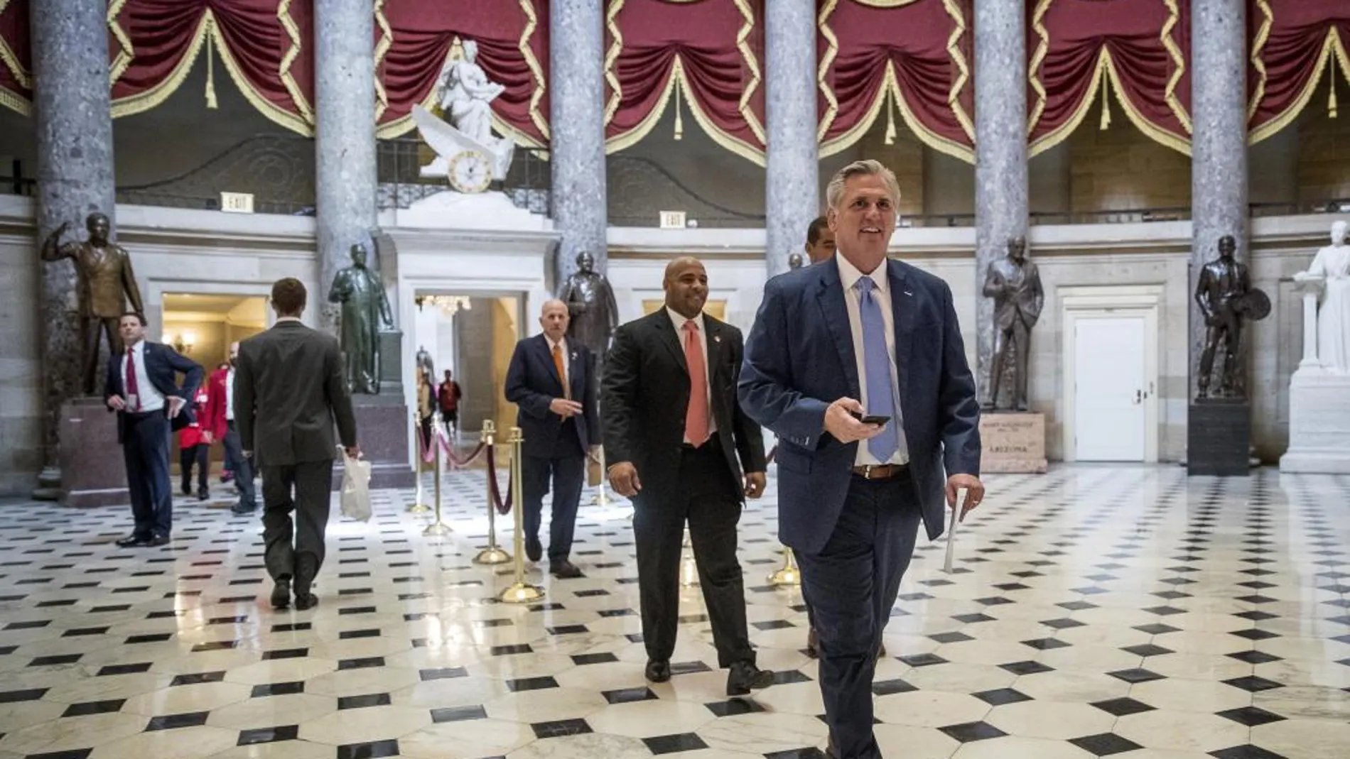 Varios congresistas hoy en el Capitolio, donde el Congreso ha aprobado el proyecto de ley presupuestaria.