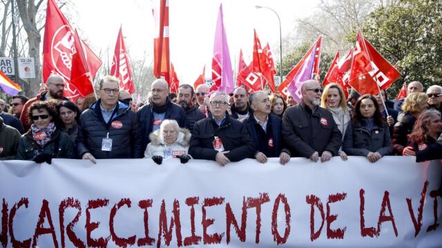 Cabecera de la manifestación convocada hoy por CCOO y UGT en Madrid para presionar al Gobierno y patronal por la pérdida de poder adquisitivo de trabajadores.