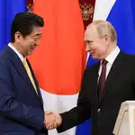 Shinzo Abe y Vladimir Putin estrechando las manos