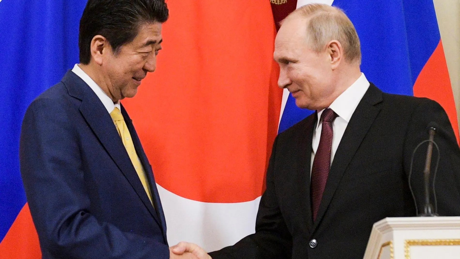 Shinzo Abe y Vladimir Putin estrechando las manos
