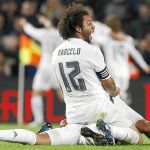 El lateral madridista celebra uno de los goles del conjunto blanco ayer en el Camp Nou