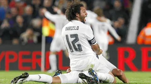 El lateral madridista celebra uno de los goles del conjunto blanco ayer en el Camp Nou