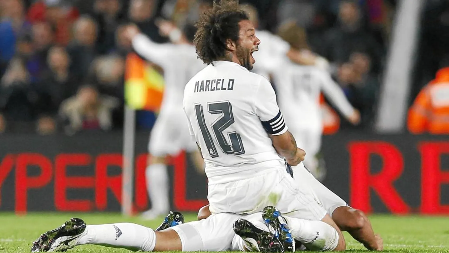 El lateral madridista celebra uno de los goles del conjunto blanco ayer en el Camp Nou