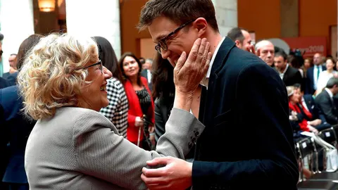 Manuela Carmena junto a Íñigo Errejón
