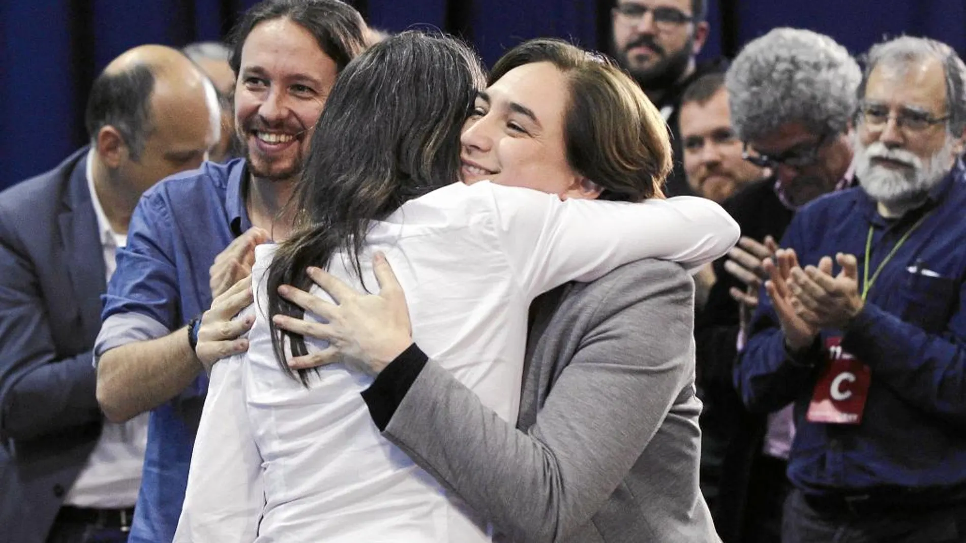 Mónica Oltra abraza a Ada Colau durante el acto