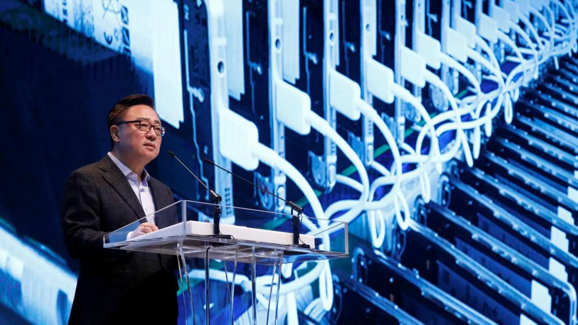 Koh Dong-jin, presidente de Samsung Electronics’ Mobile Communications Business, durante una conferencia en Seúl este lunes