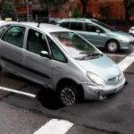 Un coche se queda encajado en un nuevo socavón en Marqués de Corbera