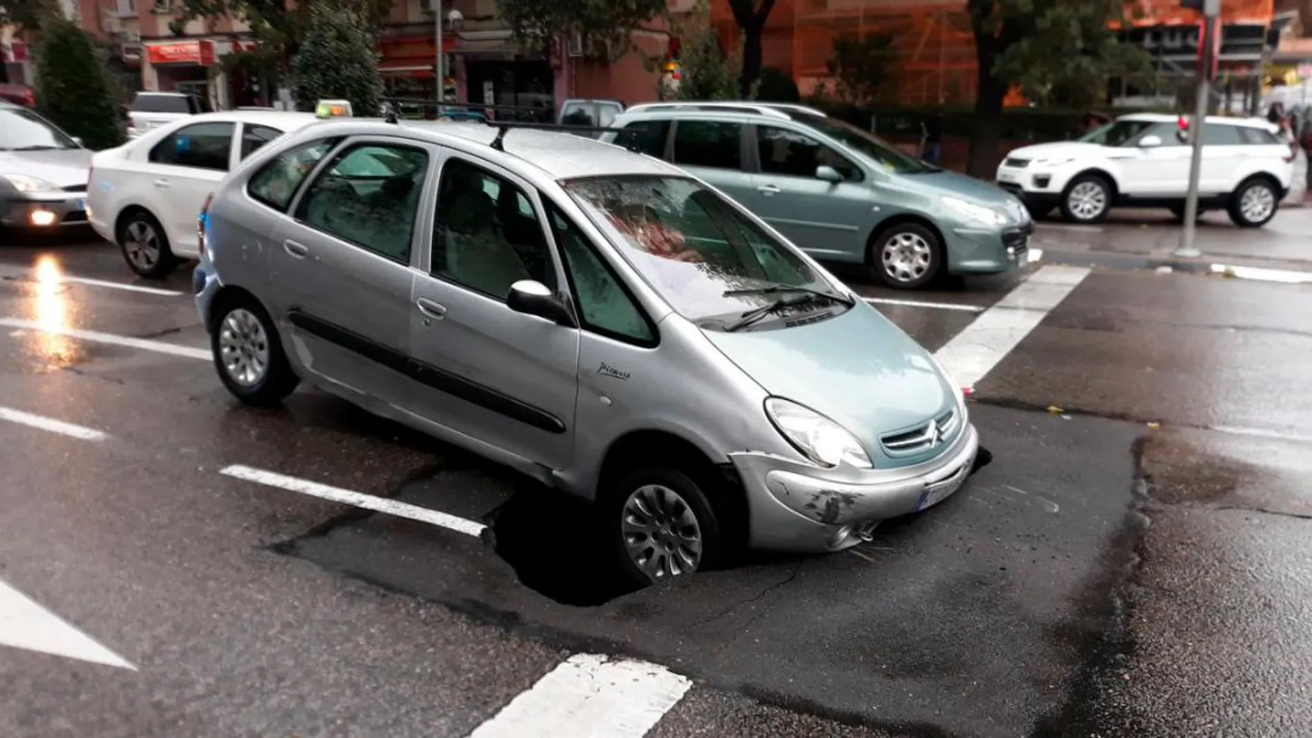 Un coche se queda encajado en un nuevo socavón en Marqués de Corbera
