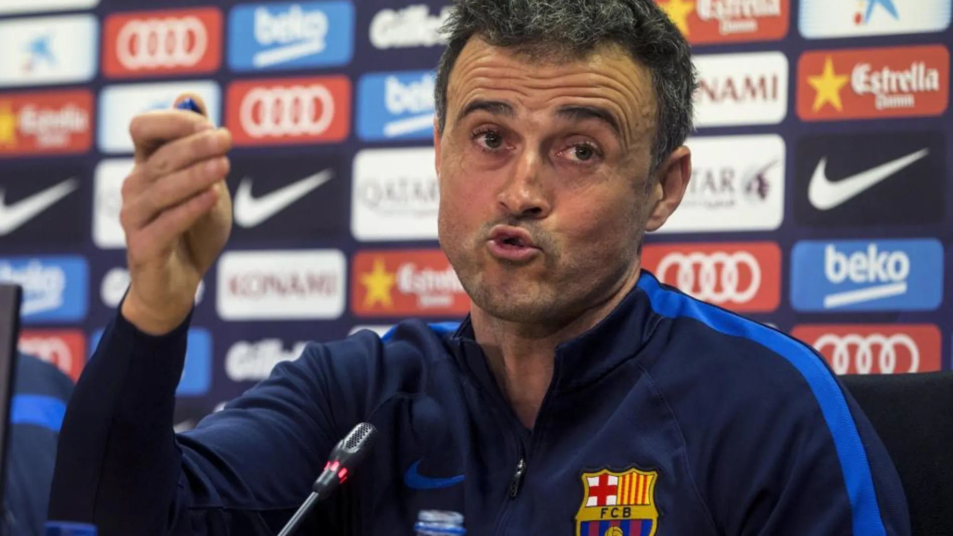 El entrenador del FC Barcelona, Luis Enrique, atiende a los medios de comunicación