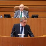 El vicepresidente de la Junta, José Antonio de Santiago-Juárez, interviene en el Pleno de las Cortes, en presencia de Ruiz Medrano