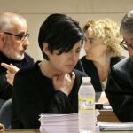 Alfonso Basterra y Rosario Porto dialogan con sus abogados durante una de las sesiones del juicio