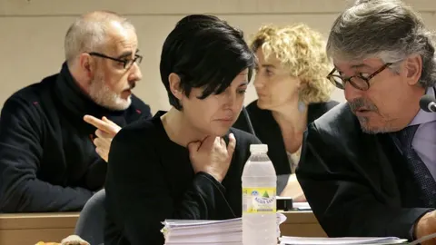 Alfonso Basterra y Rosario Porto dialogan con sus abogados durante una de las sesiones del juicio