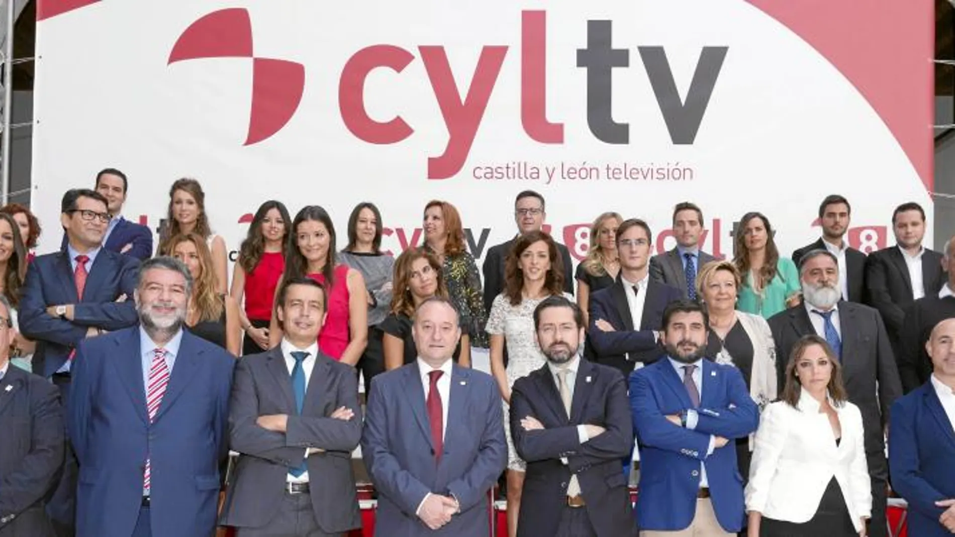 El director general de Castilla y León Televisión, Eduardo Álvarez; el de Antena, Juan Antonio Bonilla; y el de Producción Propia, Francisco Temprano; presentan la nueva programación, junto a algunos de los profesionales de la cadena, y el rector Daniel Miguel la nueva programación