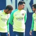 Los jugadores del FC Barcelona, Neymar jr, Luis Suárez, y Leo Messi,i-.d., durante el entrenamiento en la ciudad deportiva Joan Gamper