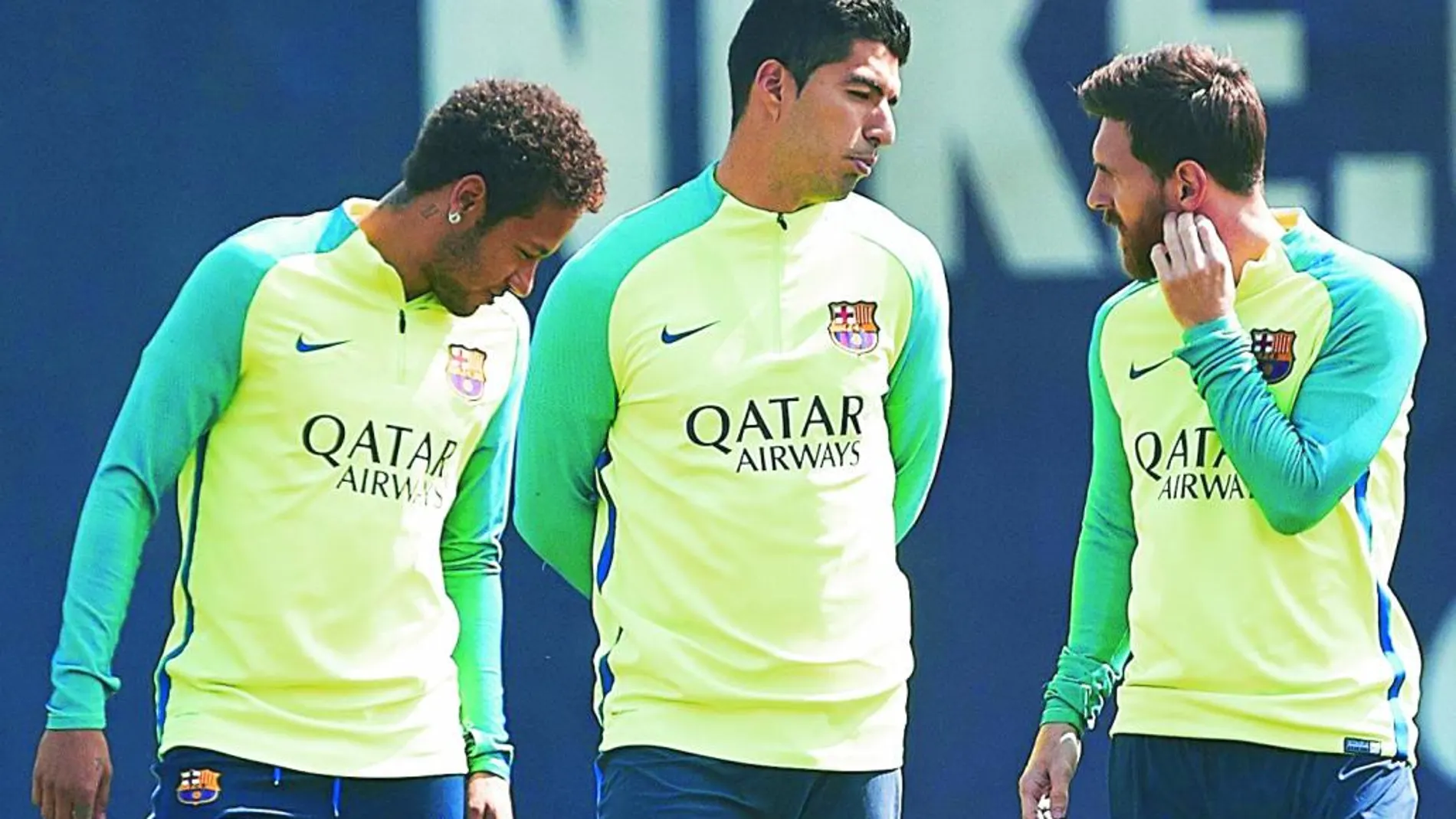Los jugadores del FC Barcelona, Neymar jr, Luis Suárez, y Leo Messi,i-.d., durante el entrenamiento en la ciudad deportiva Joan Gamper