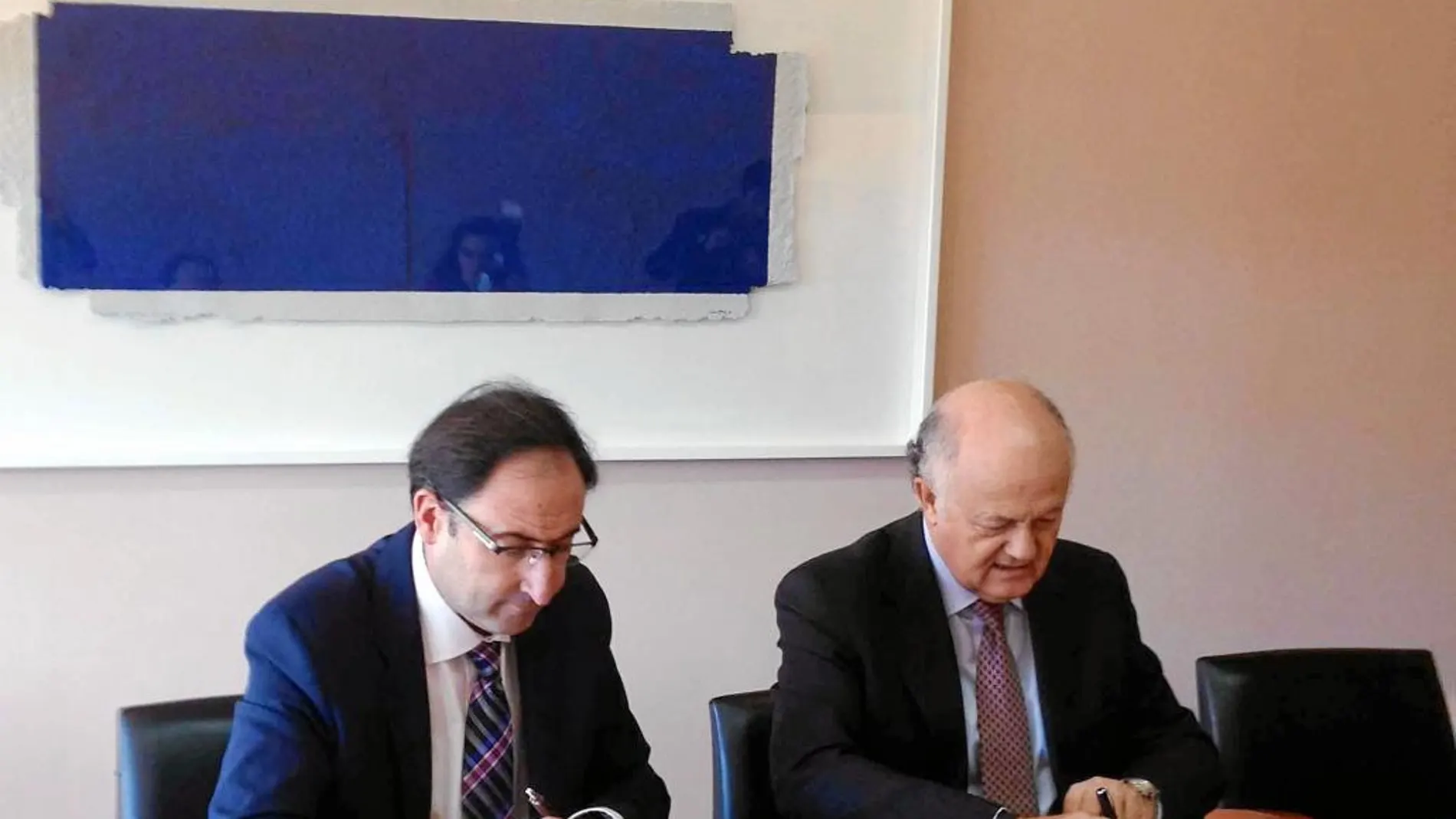 El alcalde de Palencia, Alfonso Polanco, y el presidente de la Real Fundación de Toledo, Juan Ignacio de Mesa, suscriben un convenio de colaboración