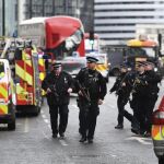 Agentes de policía británicos permanecen en guardia tras un tiroteo ante el Parlamento en Londres