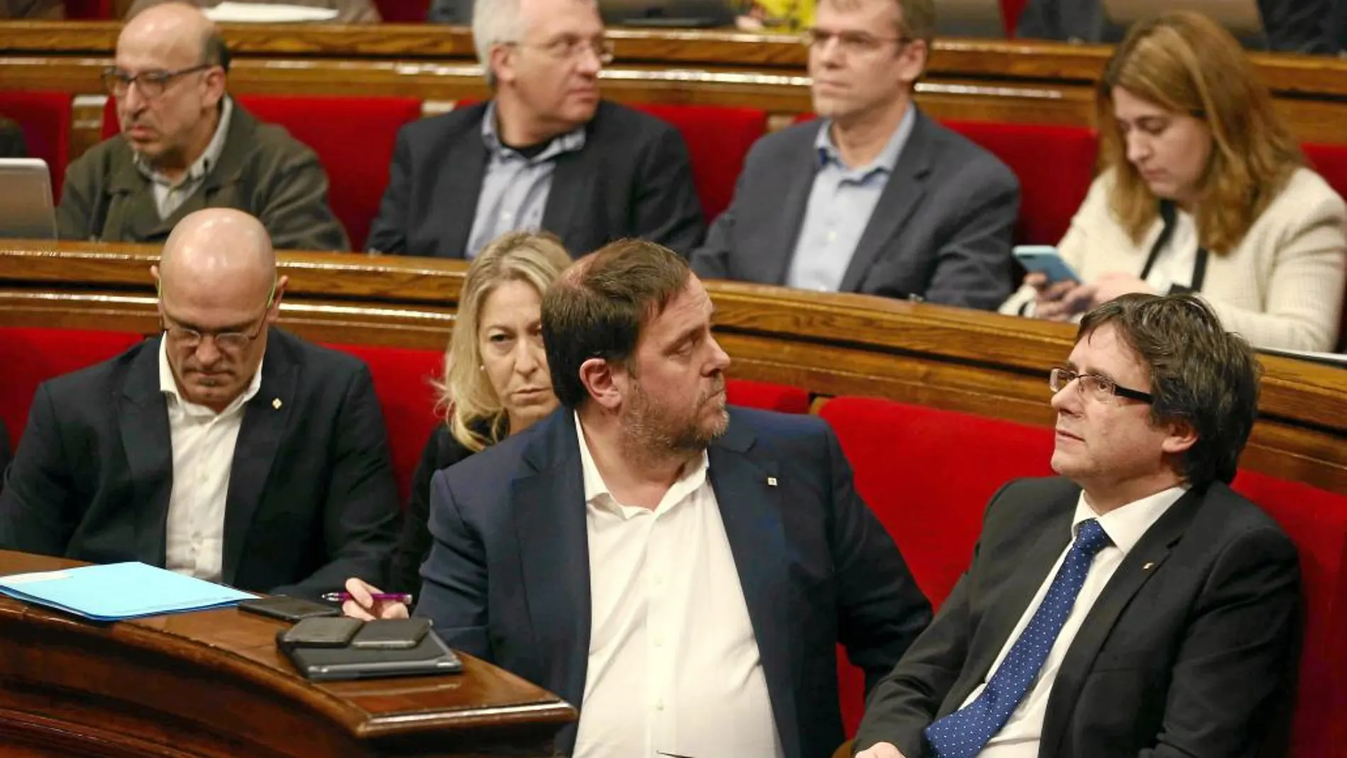En la imagen, el presidente de la Generalitat, Carles Puigdemont, y el vicepresidente, Oriol Junqueras.