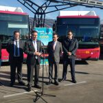 Espadas presentó los nuevos vehículos acompañado del delegado de Seguridad, Movilidad y Fiestas Mayores, Juan Carlos Cabrera; el gerente de Tussam, Rubén García, y representantes de los trabajadores
