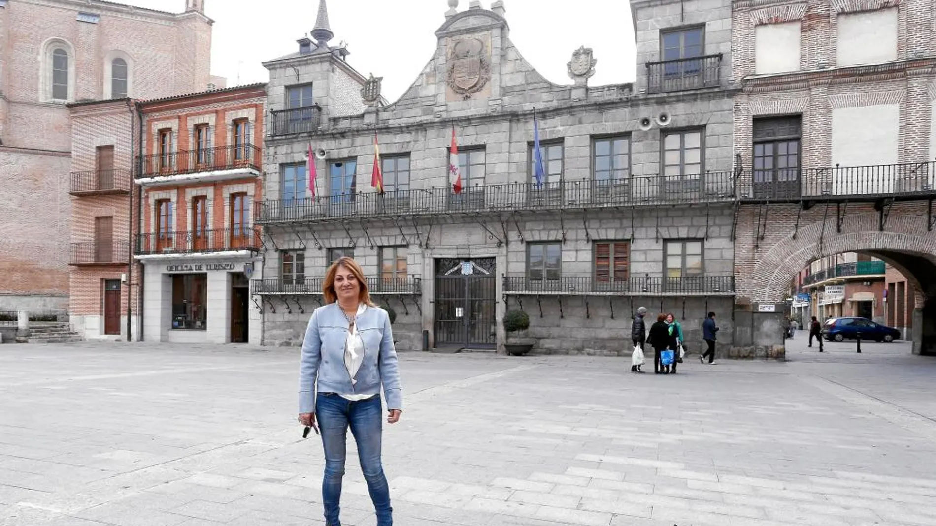 La alcaldesa de Medina del Campo, Teresa López, frente a la fachada del Ayuntamiento de la Villa