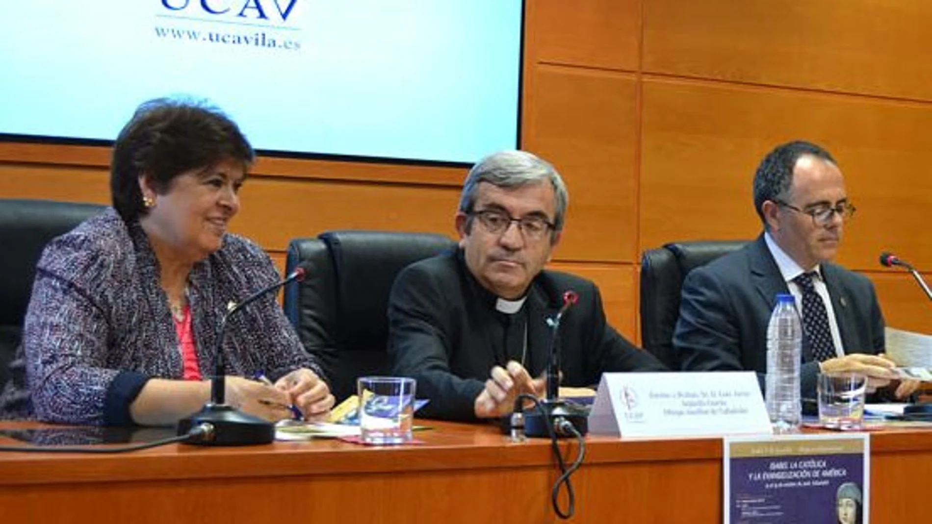La rectora de la UCAV, María del Rosario Sáez Yuguero, y el obispo Auxiliar de Valladolid, Luis Arrgüello, presentan el Simposio