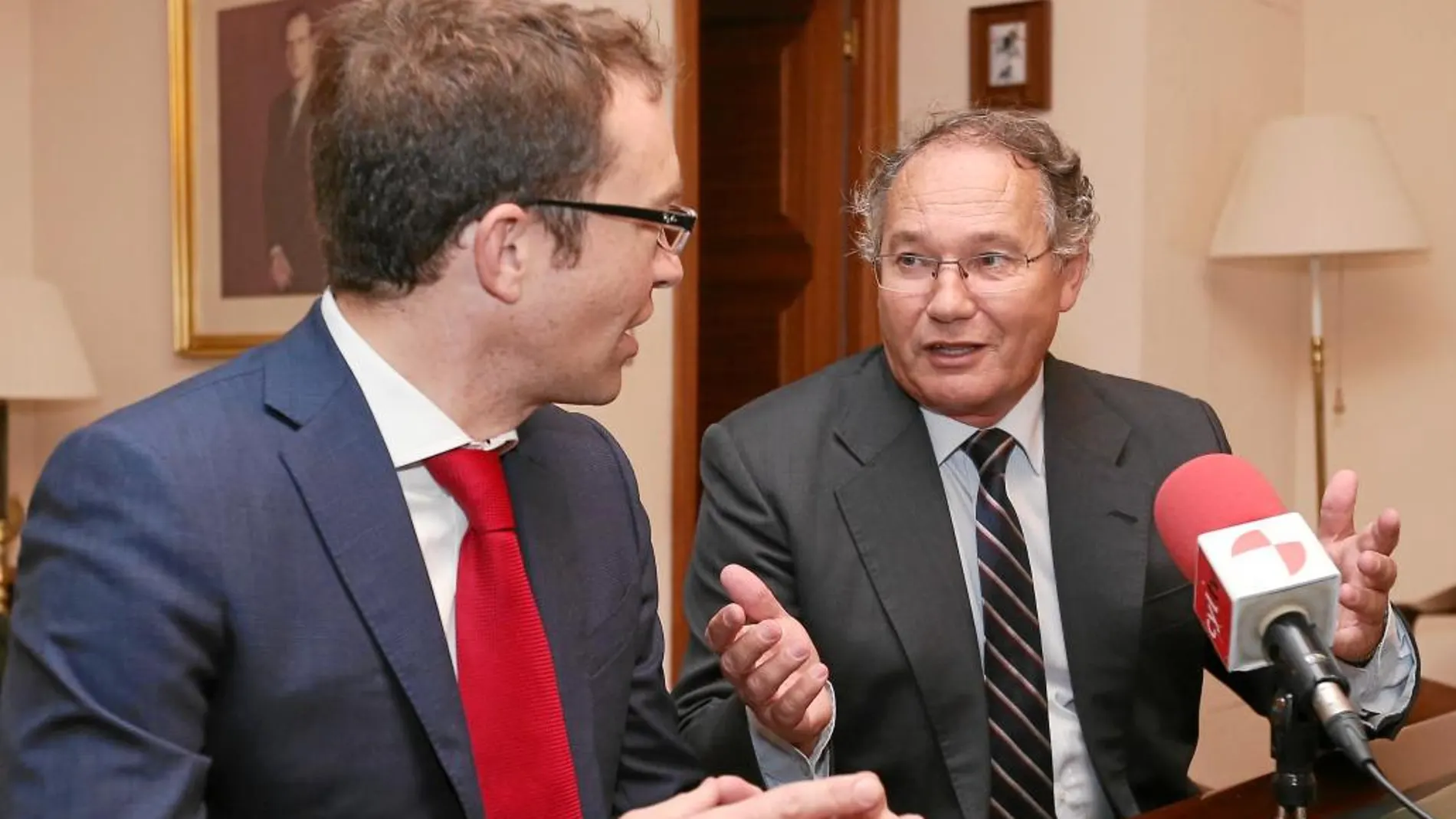 El presidente del Colegio de Médicos de Valladolid, el doctor Antonio Otero, a la derecha, junto al doctor F. Arenillas