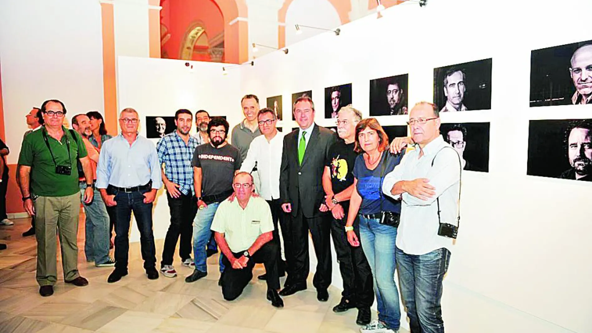 La exposición recoge 108 retratos de reporteros gráficos andaluces a cargo del fotoperiodista de LA RAZÓN Manuel Olmedo.