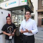 Ismael Pérez junto a José Ampudia, un vendedor de la ONCE en Valladolid que lleva 17 años trabajando en la organización