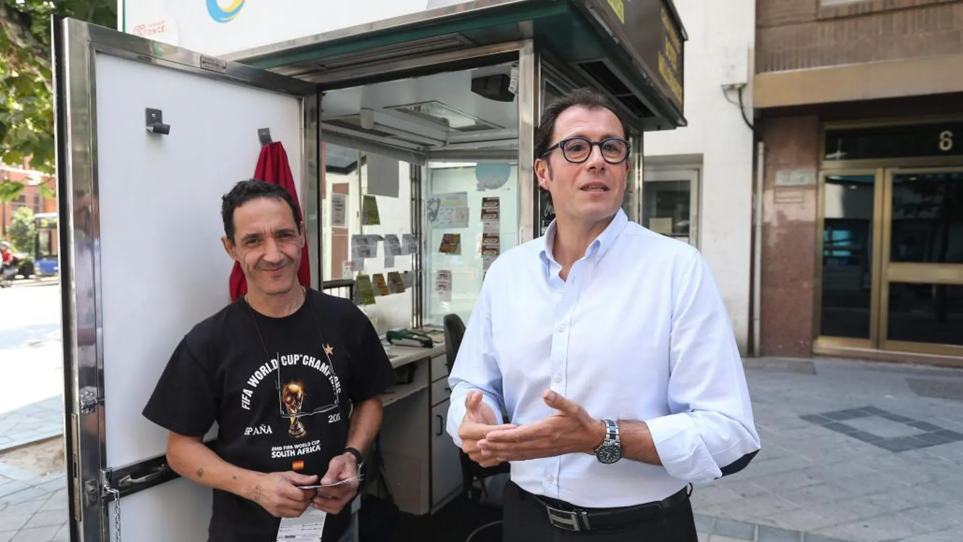 Ismael Pérez junto a José Ampudia, un vendedor de la ONCE en Valladolid que lleva 17 años trabajando en la organización