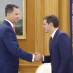 El Rey recibe en el Palacio de la Zarzuela al presidente de Ciudadanos, Albert Rivera, en la tercera y última jornada de su ronda de consultas con las formaciones políticas parlamentarias