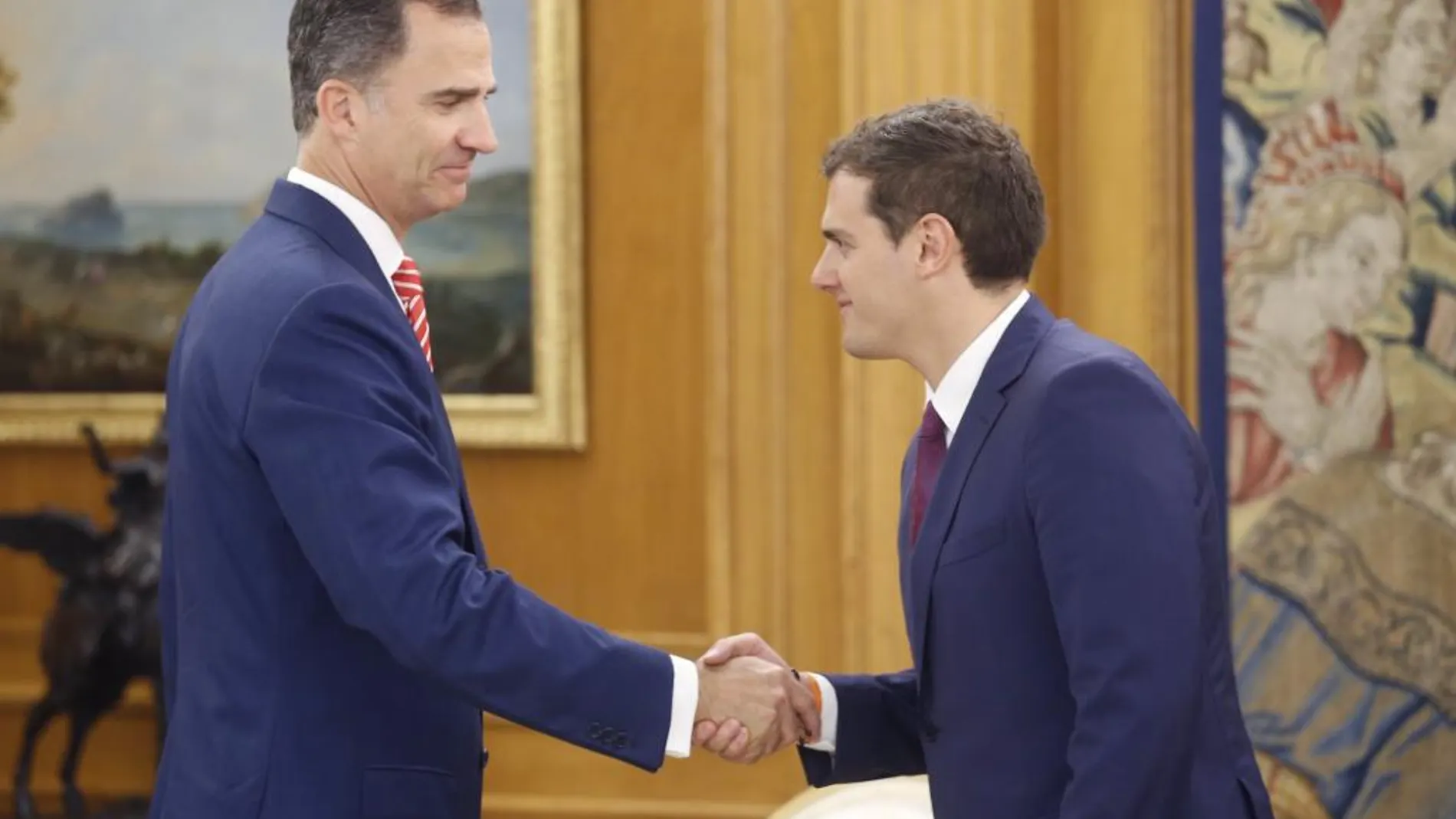 El Rey recibe en el Palacio de la Zarzuela al presidente de Ciudadanos, Albert Rivera, en la tercera y última jornada de su ronda de consultas con las formaciones políticas parlamentarias
