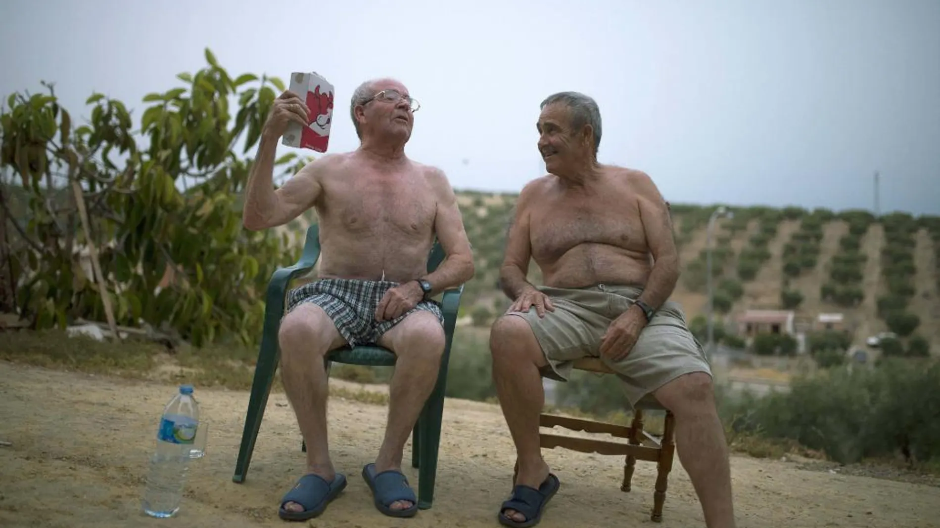 Vecinos de la localidad cordobesa de Espejo tratan de paliar la calor, en una imagen tomada estos días
