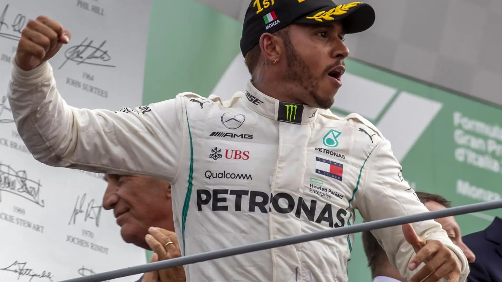 Lewis Hamilton celebra su triunfo en Monza.