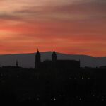 Silueta de la Catedral de Pamplona en el atardecer de hoy en la capital navarra en una jornada en la que predomina la situación anticiclónica con estabilidad atmosférica