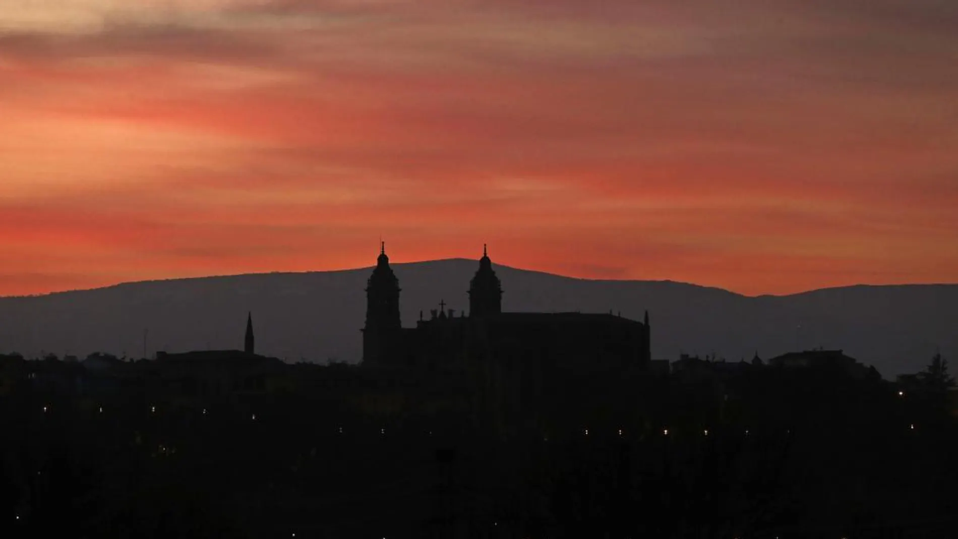 Silueta de la Catedral de Pamplona en el atardecer de hoy en la capital navarra en una jornada en la que predomina la situación anticiclónica con estabilidad atmosférica
