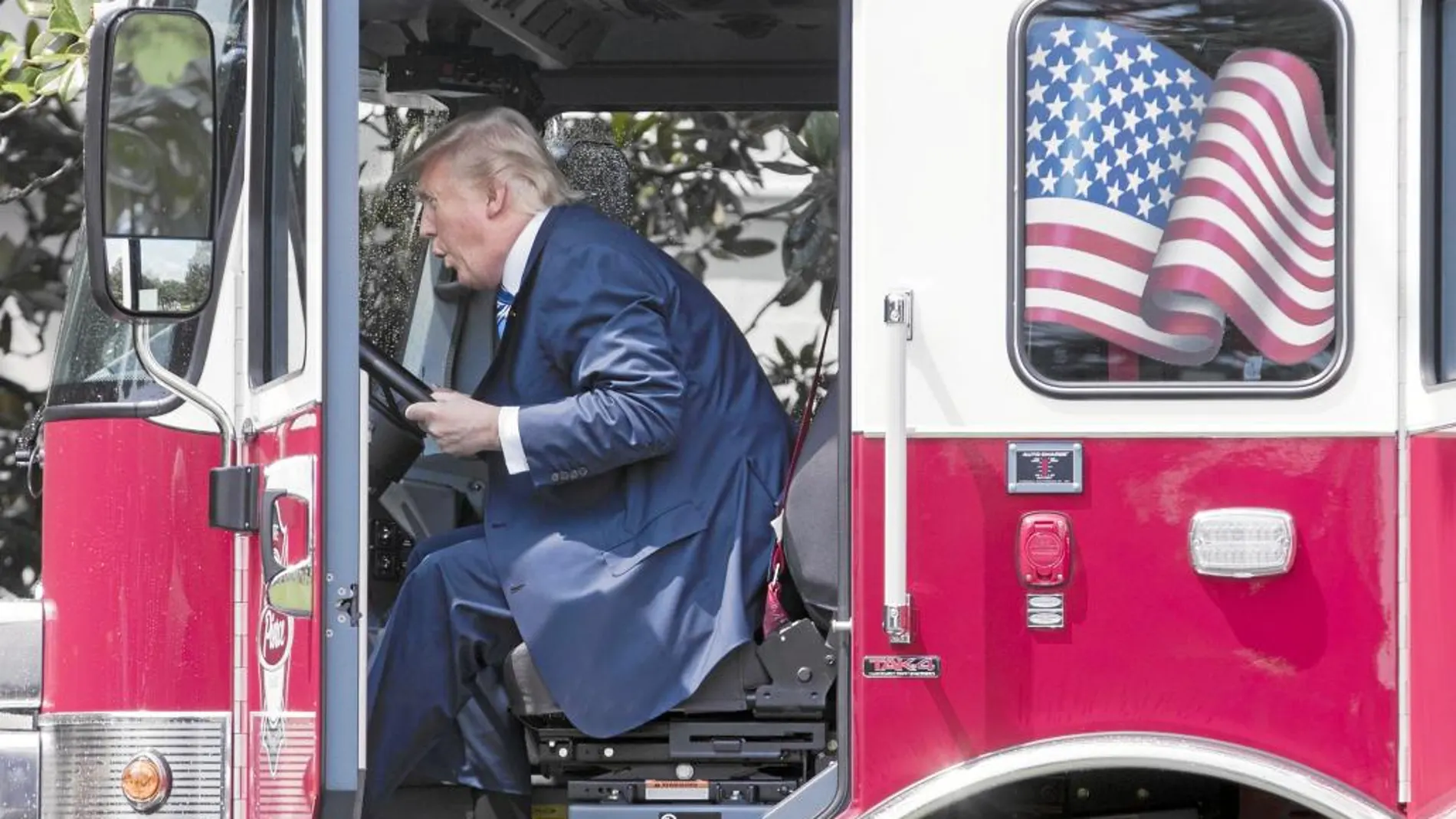 Trump en el interior de un camión de bomberos de Wisconsin en una presentación de productos «made in America»