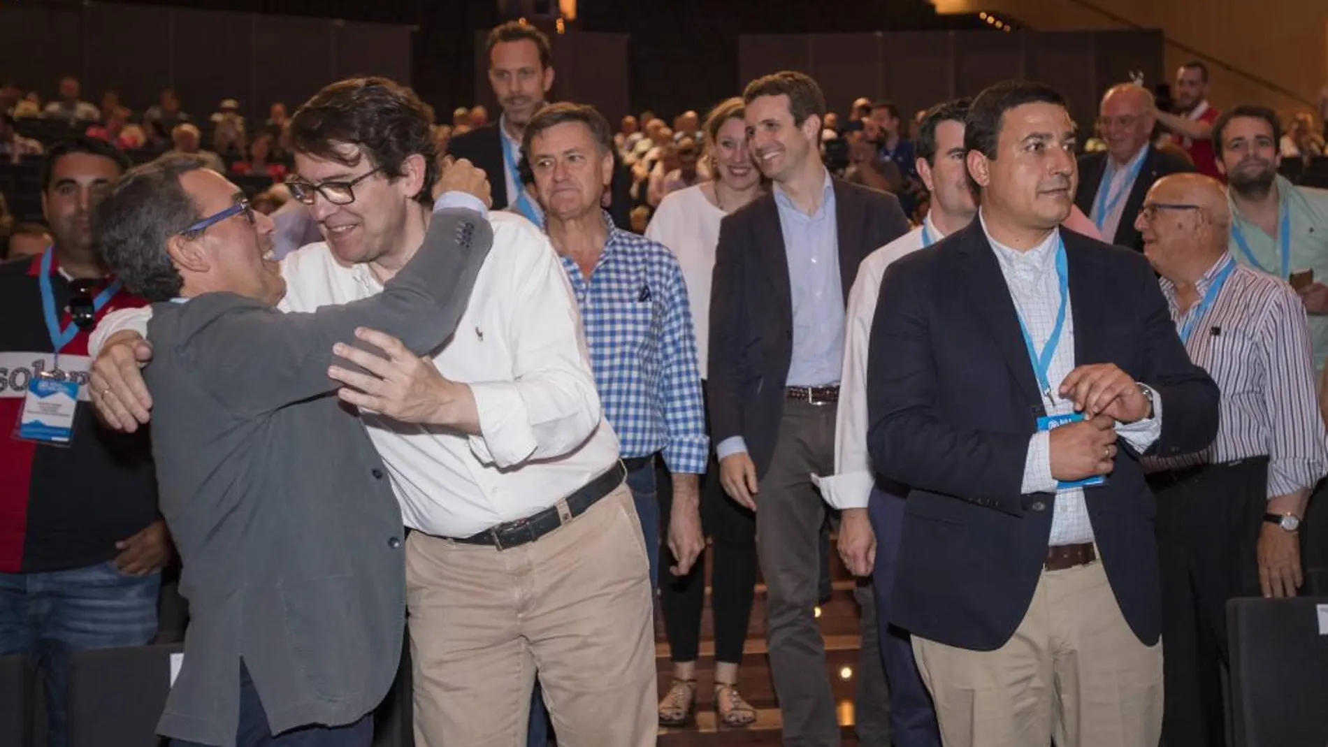 Fernández Mañueco se abraza a Antolín Sanz, en presencia de Carlos García, Francisco Vázquez y Pablo Casado