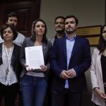 La portavoz de Unidos Podemos en el Congreso, Irene Montero (3i) junto al coordinador federal de IU, Alberto Garzón (2d), momentos antes de presentar en el registro del Congreso de los Diputados, la anunciada moción de censura