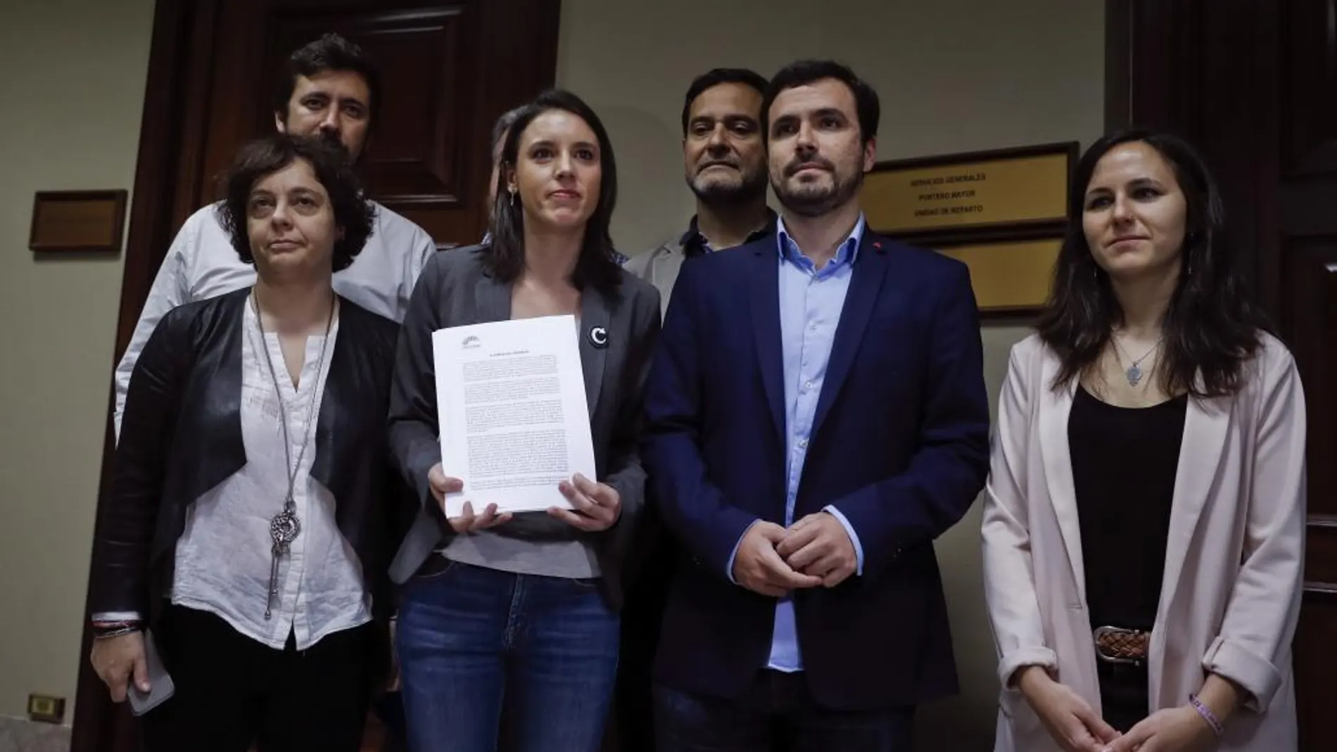 La portavoz de Unidos Podemos en el Congreso, Irene Montero (3i) junto al coordinador federal de IU, Alberto Garzón (2d), momentos antes de presentar en el registro del Congreso de los Diputados, la anunciada moción de censura