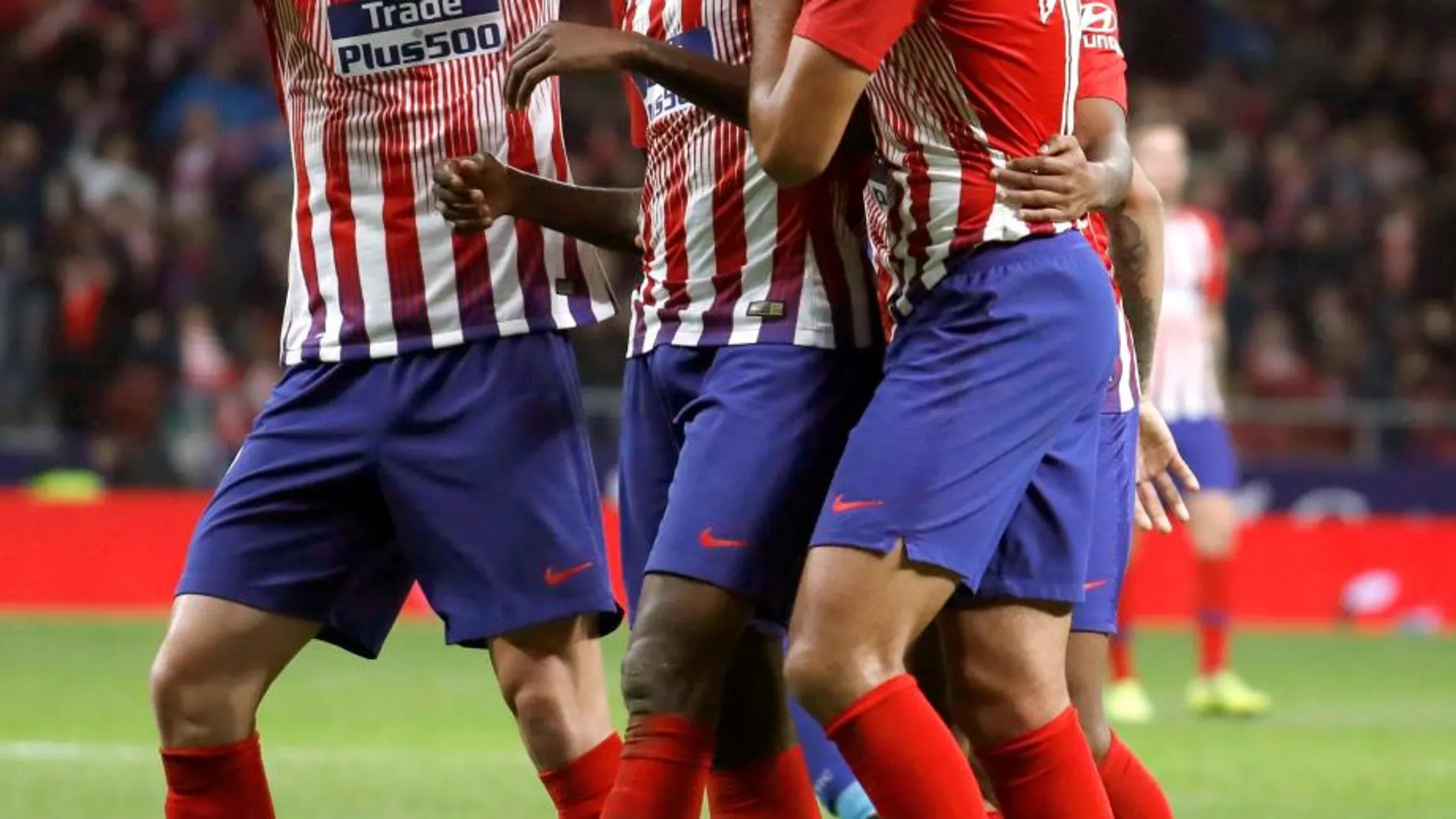 Los jugadores del Atlético de Madrid celebran el primer gol del equipo. EFE/J. J. GUILLÉN.